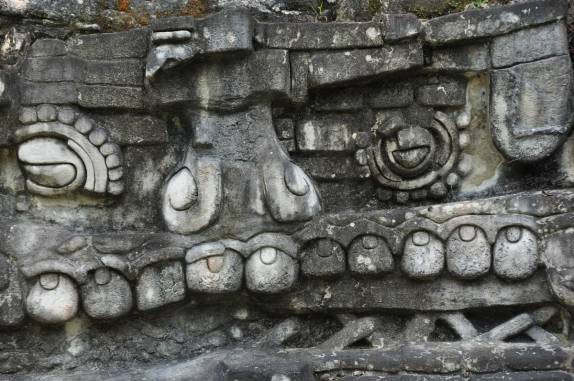 Detalhe de esculturas em alto relevo nas ruínas mayas de Caracol, em Belize, quase na fronteira com a Guatemala